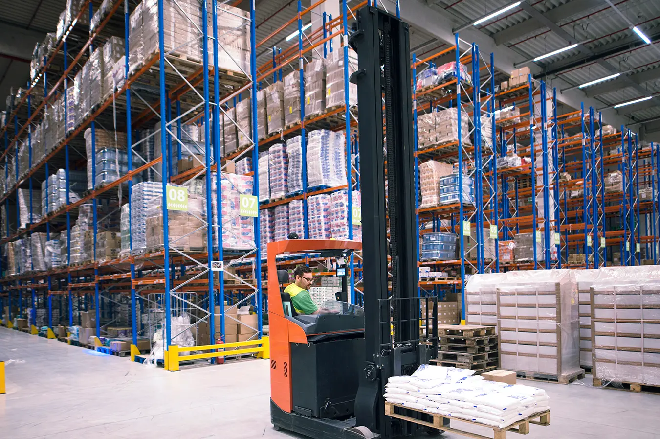 Equipos para carga y descarga de Orange Cargo